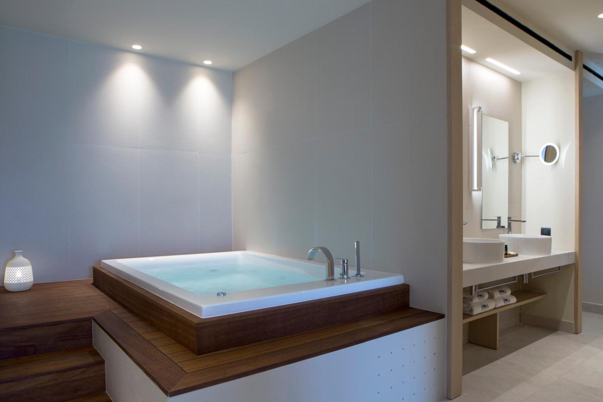 Suite mit einem Schlafzimmer, Panoramablick aufs Meer, privatem Pool und Whirlpool